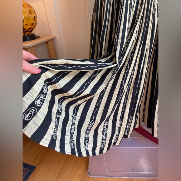 Black and Gold Pleated Skirt Size 4 - Picture 3 of 7